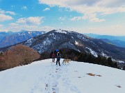 32 Scendiamo alla Bocca del Grassello con vista verso I Canti che andiamo a salire